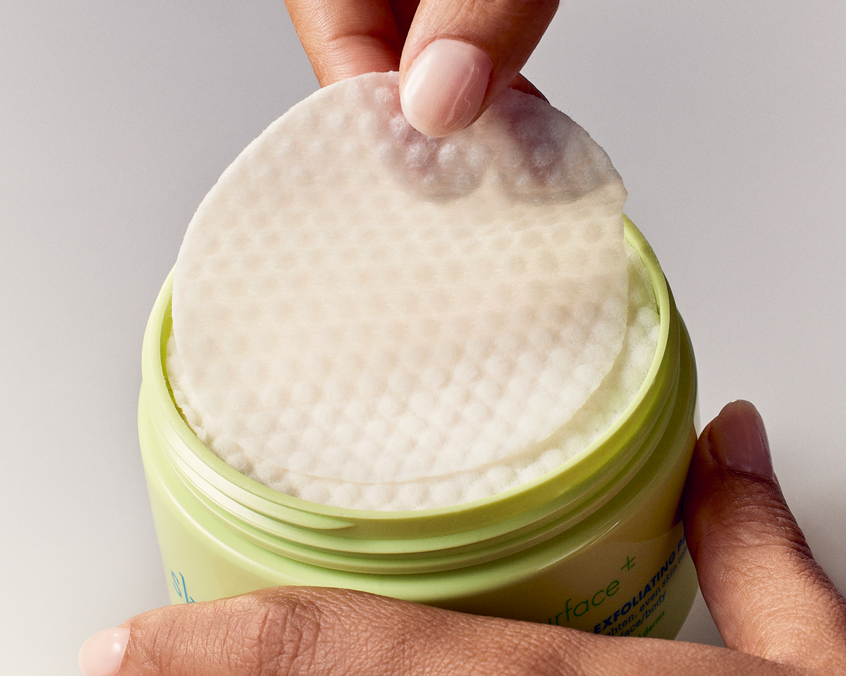 AHA/BHA Niacinamide Exfoliating Pads Action Image